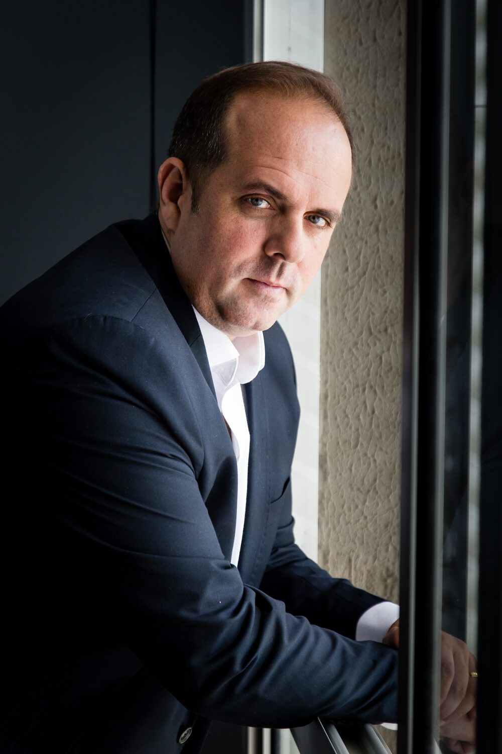 Dr. Luis Sampaio, advogado especialista em Direito Bancário, em retrato profissional